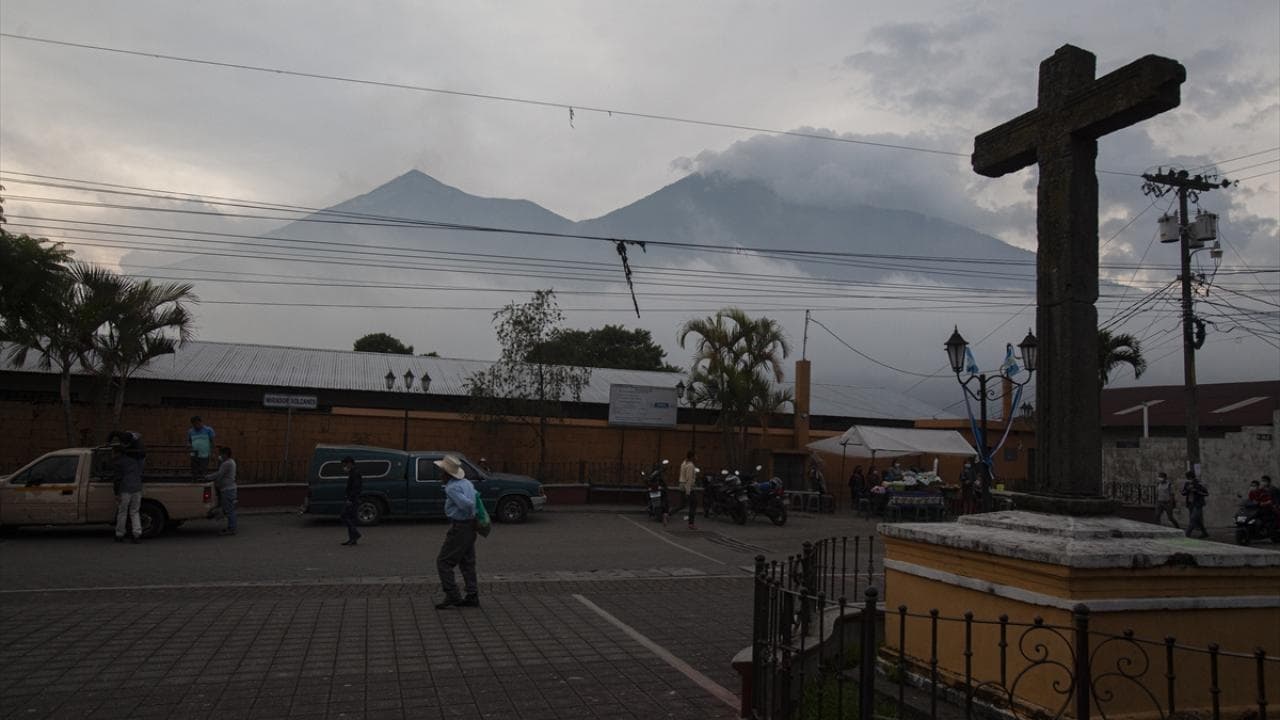 危地马拉富埃戈火山喷发，两座邻近村庄收到疏散令