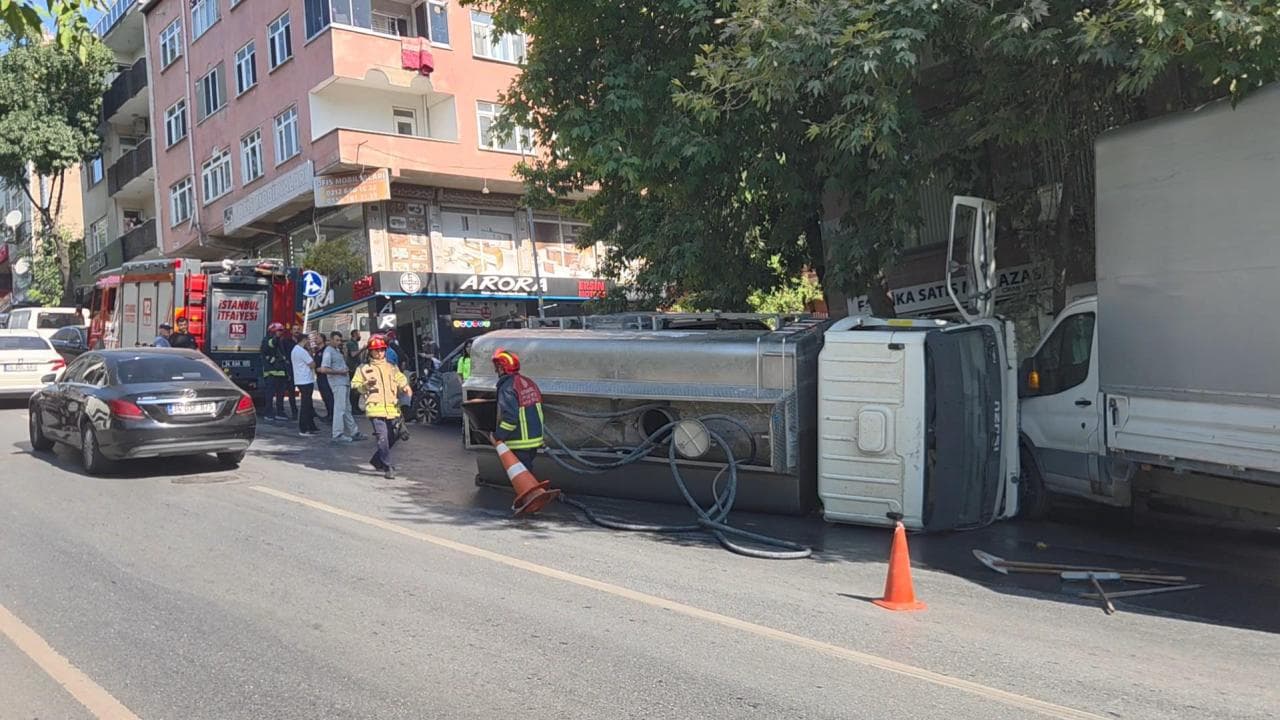 Bayrampaşa 的水罐车在行驶时翻车：摄像机捕捉到的瞬间