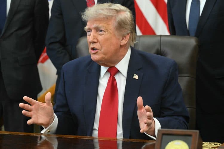 Trump Dit Que L'iran a Une « Dernière Chance » et Menace D'actions Supplémentaires Si Les Négociations Échouent