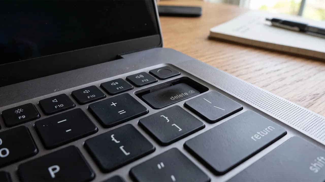 M5 Max İşlemcili Macbook Pro'da Aşırı Isınma Nedeniyle Delete Tuşunun Kasaya Sıkıştığı Bildirildi