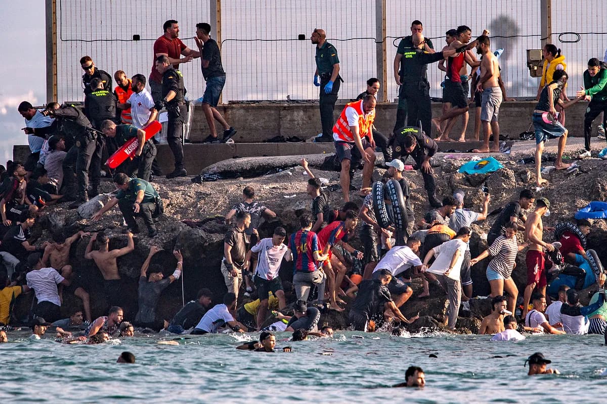 60,000 People Who Entered the Autonomous City Irregularly on Thursday, Only Learning of It As They Began Crossing the Border