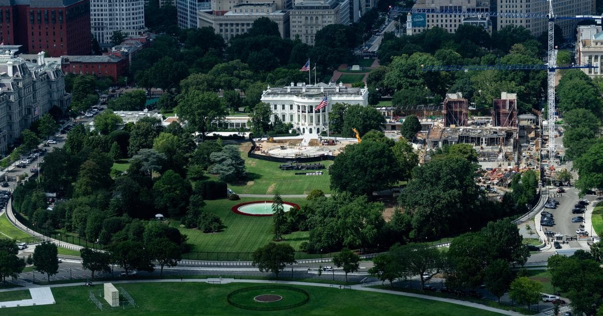 Trump Ordonne de Démolir et Reconstruire La Nouvelle Plateforme D'hélicoptère En Granit Sur La Pelouse Sud de La Maison-blanche