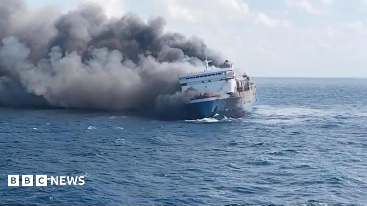 Endonezya'nın Madura Adası Açıklarında Seyreden Bir Feribotta Çıkan Yangında Beş Kişi Hayatını Kaybetti, 41 Kişi Kayboldu