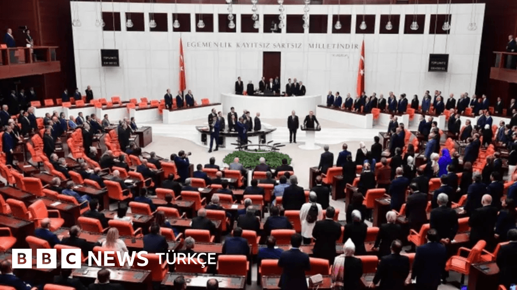 AKP संसदीय दल के नेता अब्दुल्ला गुलर ने पार्टी सांसदों को नोटिस भेजा कि प्रस्ताव पर 2026 तक सभी सांसदों के हस्ताक्षर होने