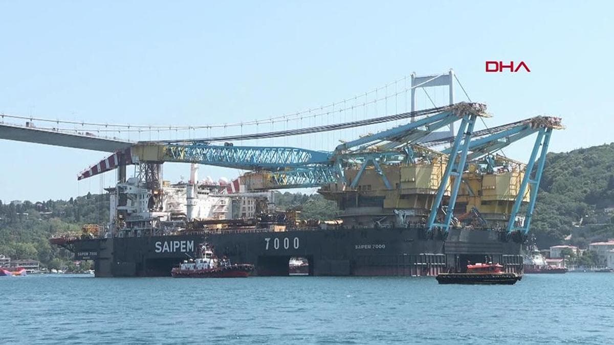 7000, the World's Third-largest Semi-submersible Crane and Pipe-laying Vessel, Passed Through Istanbul's Bosphorus Strait on Wednesday