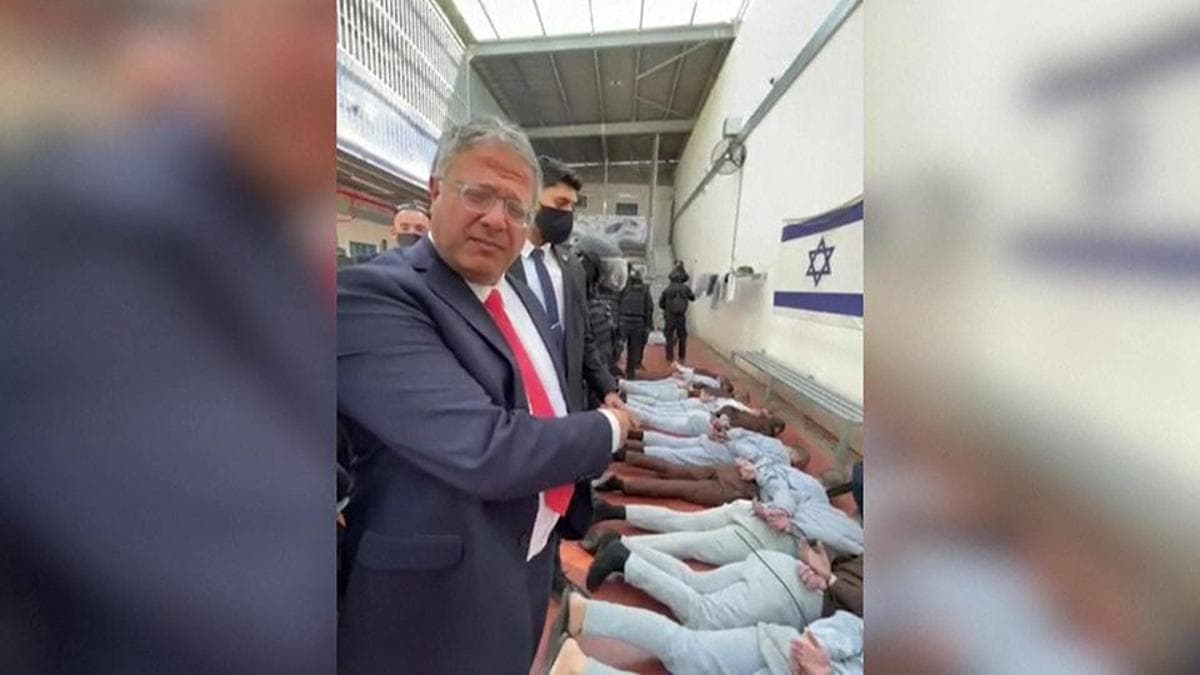 إيتامار بن غفير يأمر بمصادرة ملابس ونسخ من القرآن من الأسرى الفلسطينيين بعد زيارة سجن النقب