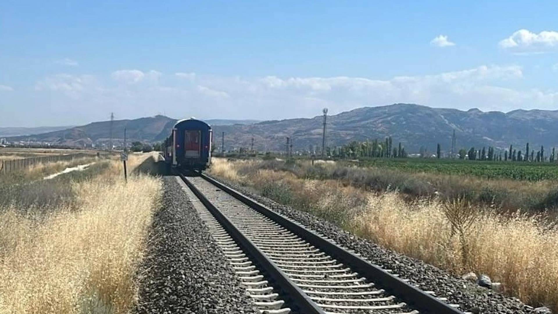 Afyonkarahisar'da Yolcu Treninin Çarptığı Tarım Aracındaki 1 Kişi Öldü, 2 Kişi Yaralandı