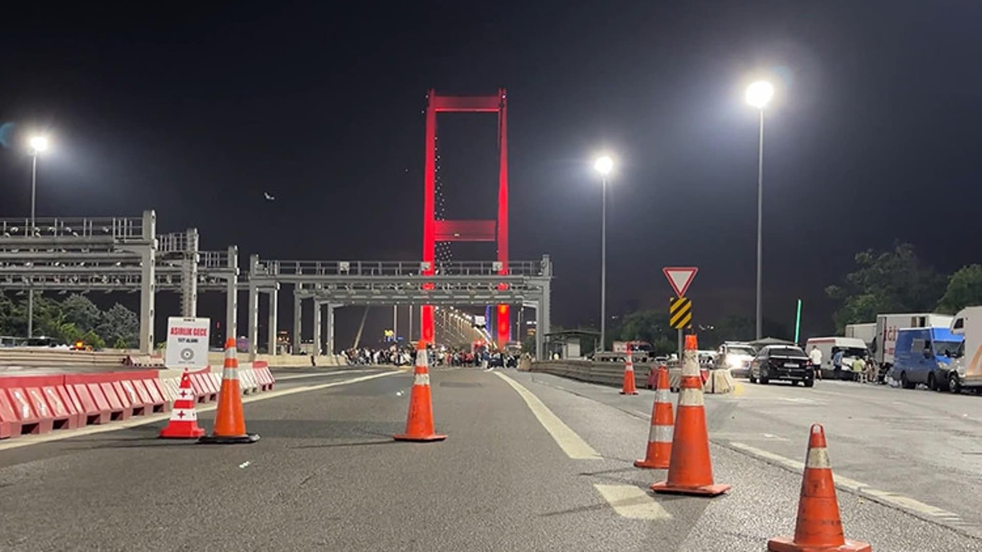 00 Saatlerinde Anadolu Yakası'ndan Avrupa Yakası İstikametine Trafiğe Kapatılacağını Duyurdu
