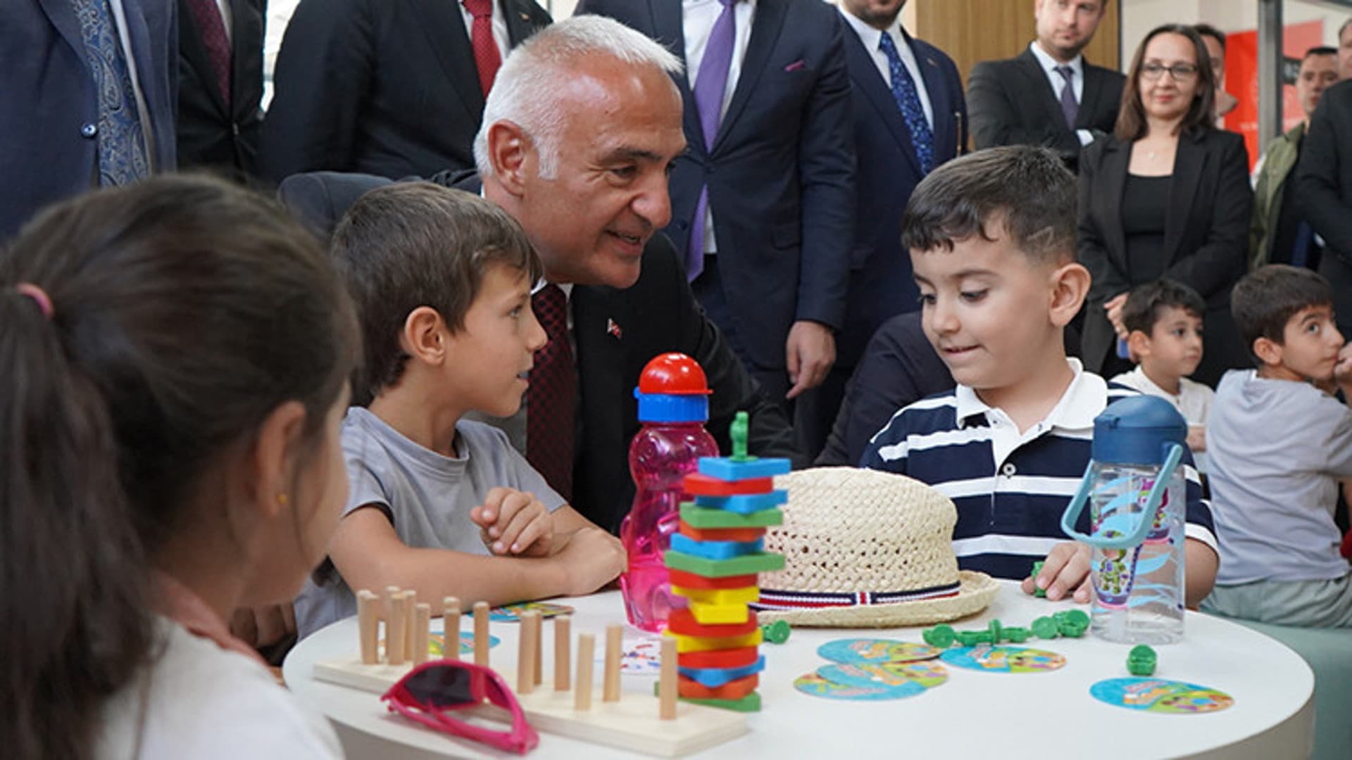 El Ministro Mehmet Nuri Ersoy Afirma Que Su Ministerio Toma Medidas Para Convertir Las Bibliotecas En Centros de Producción y Oportunidades
