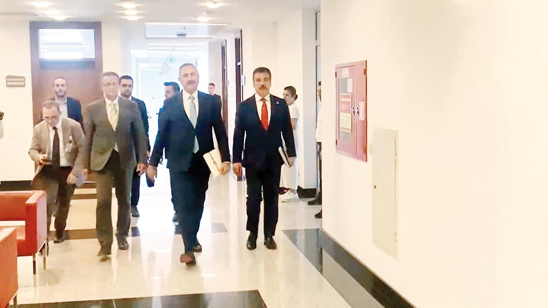 Los Funcionarios Del Partido Continuaron Las Conversaciones Con Los Grupos de Oposición Hasta El Último Momento Para Asegurar Las Firmas