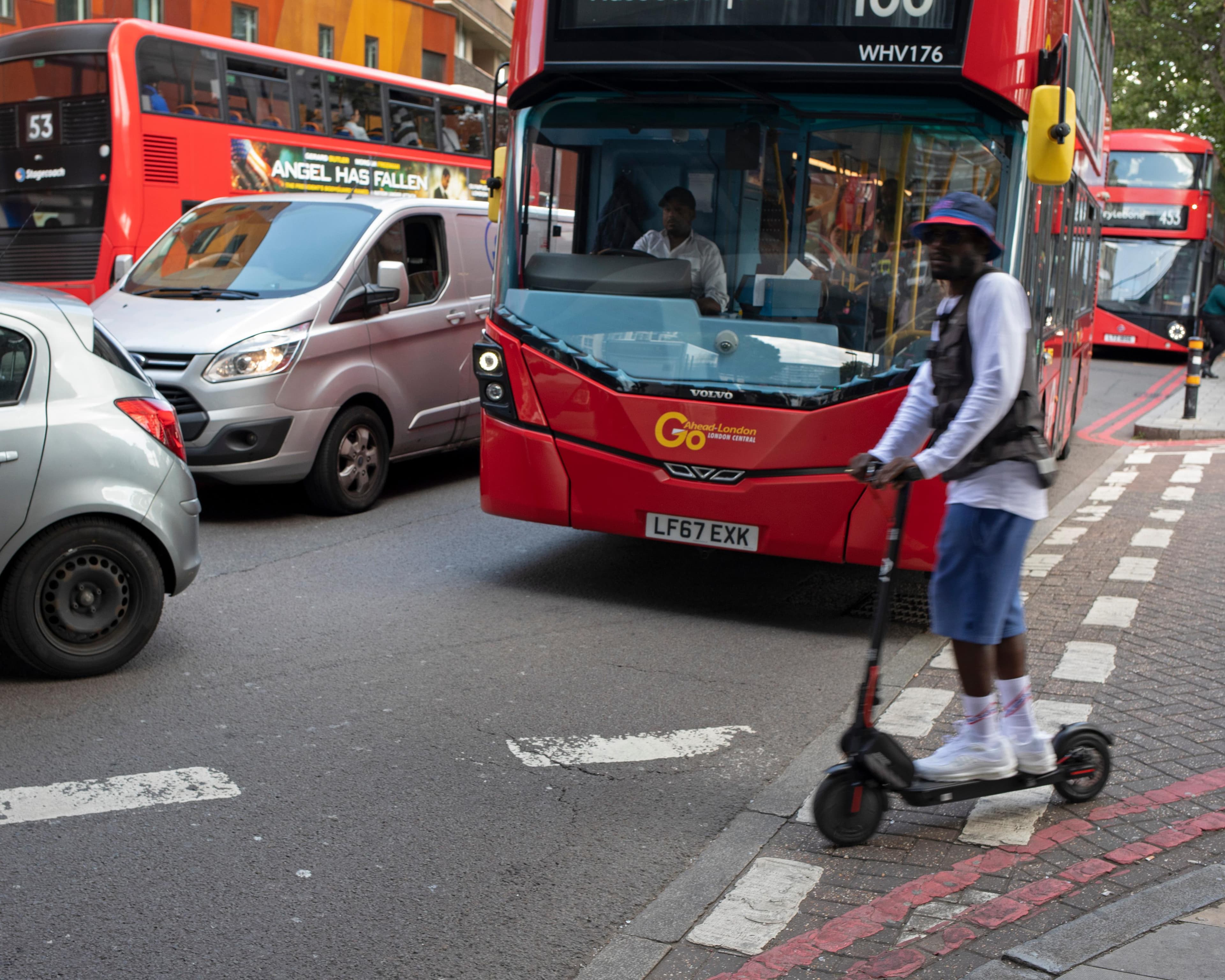 Los Usuarios de Patinetes Eléctricos Corren Mayor Riesgo de Lesiones En Órganos Internos Que Los Motoristas