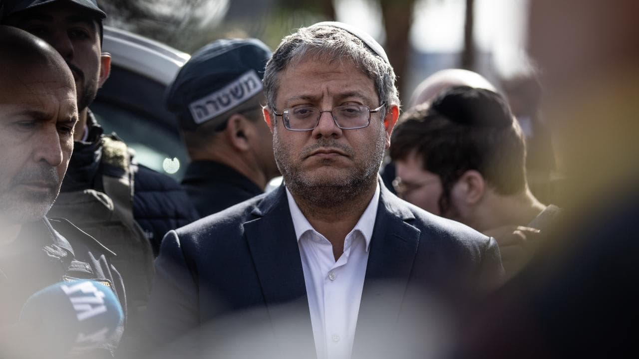 Ben-gvir, Negev Hapishanesi'nde Filistinli Esirlerin Kıyafetlerine ve Kur'an Nüshalarına El Konulmasını Emretti