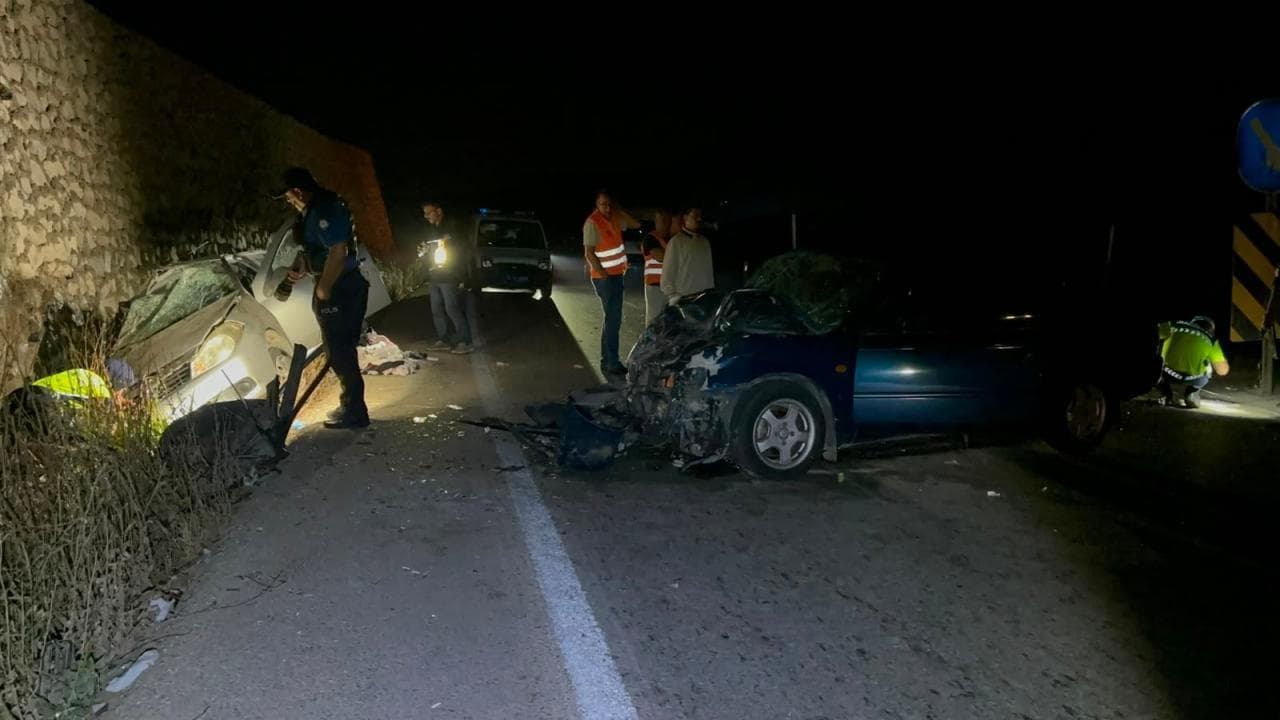 Bursa'nın İznik İlçesinde İki Otomobilin Çarpıştığı Kazada 2 Kişi Öldü, 6 Kişi Yaralandı
