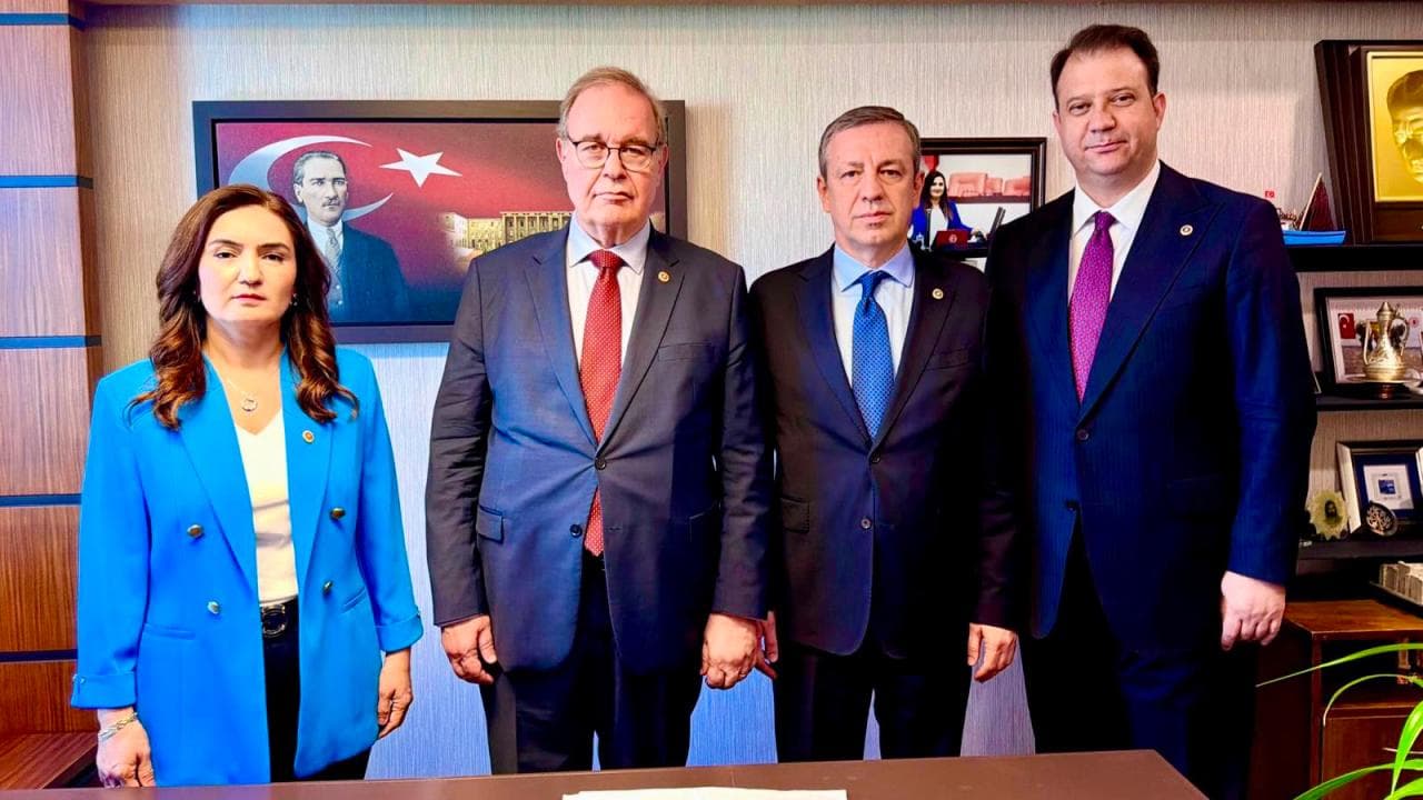 Faik Öztrak Signe La Proposition de Loi Sur Le Renforcement de La Solidarité Nationale et de L'intégration Sociale