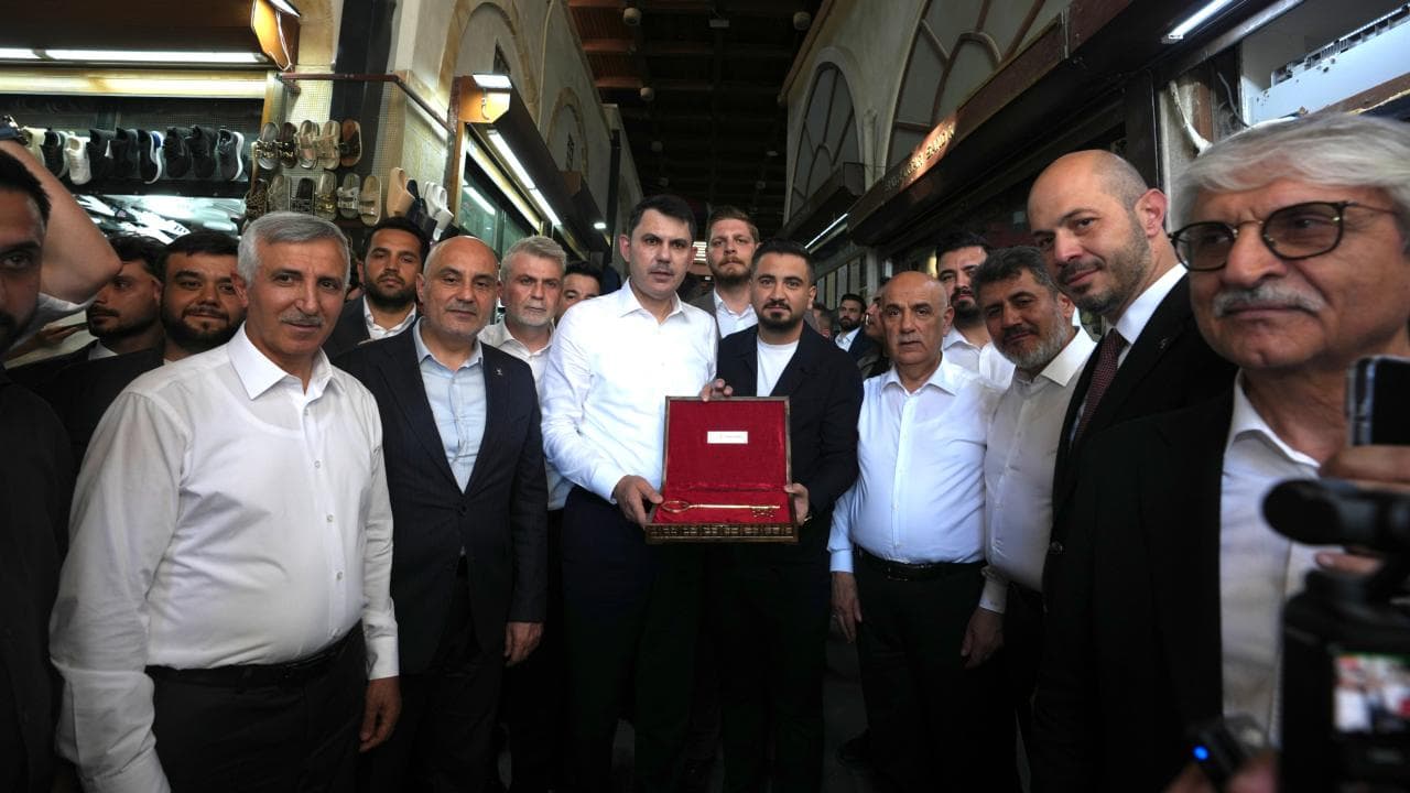 During His Visit, Kurum Met With Merchants Who Had Moved Into Their New Shops