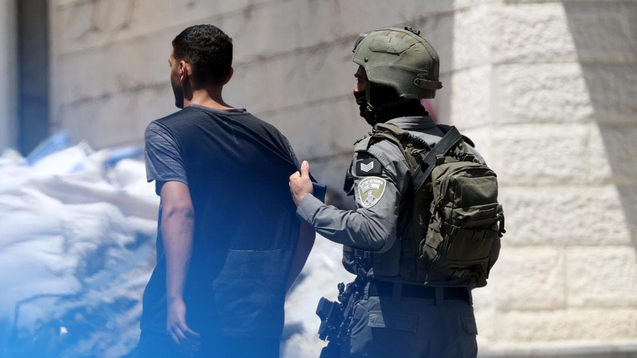 Pemuda Palestina Dipukuli dan Ditahan Saat Penggerebekan Di Qalandiya