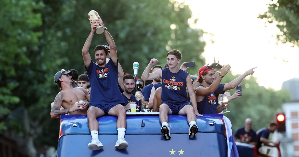 La Roja alors qu'ils parcourent les avenues historiques de Madrid jusqu'à la place Cibeles