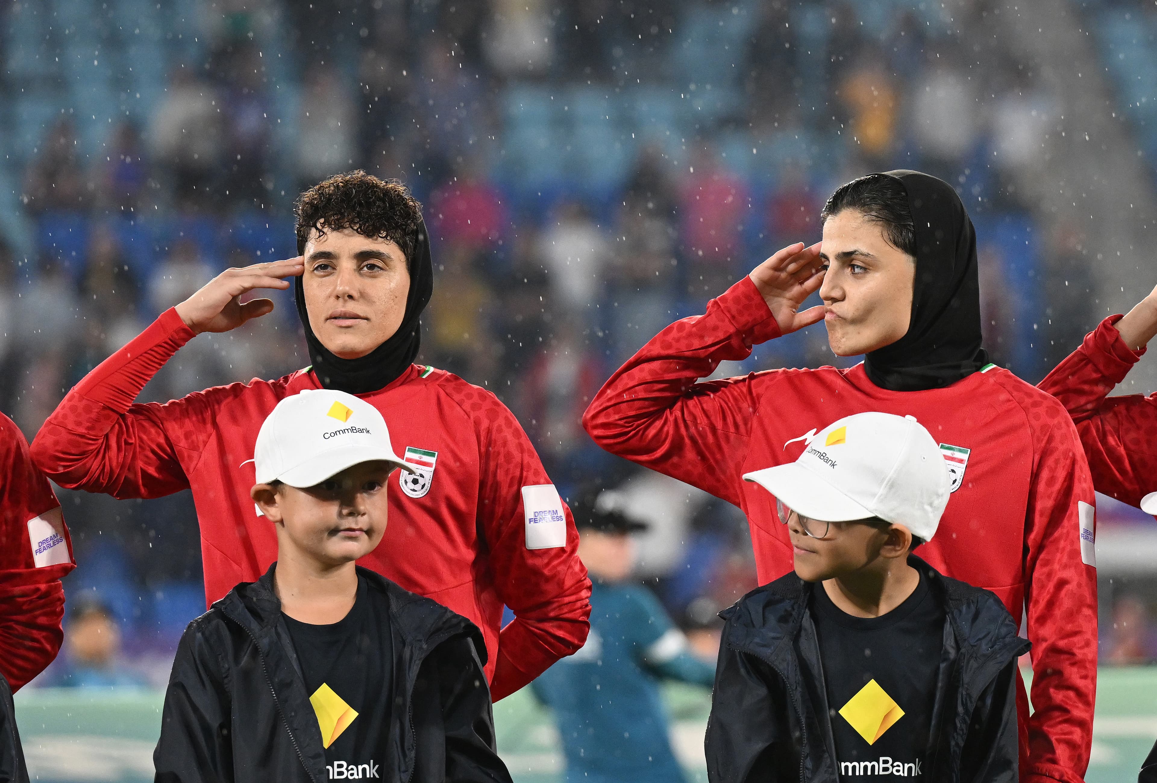 Las Exfutbolistas Iraníes Fatemeh Pasandideh y Atefeh Ramezanisadeh Reciben La Ciudadanía Australiana Tras Negarse a Cantar El Himno de Irán