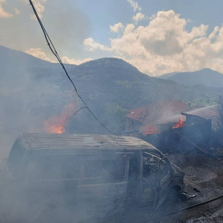 El Incendio Que Destruyó El Vehículo Fue Extinguido Por Los Bomberos