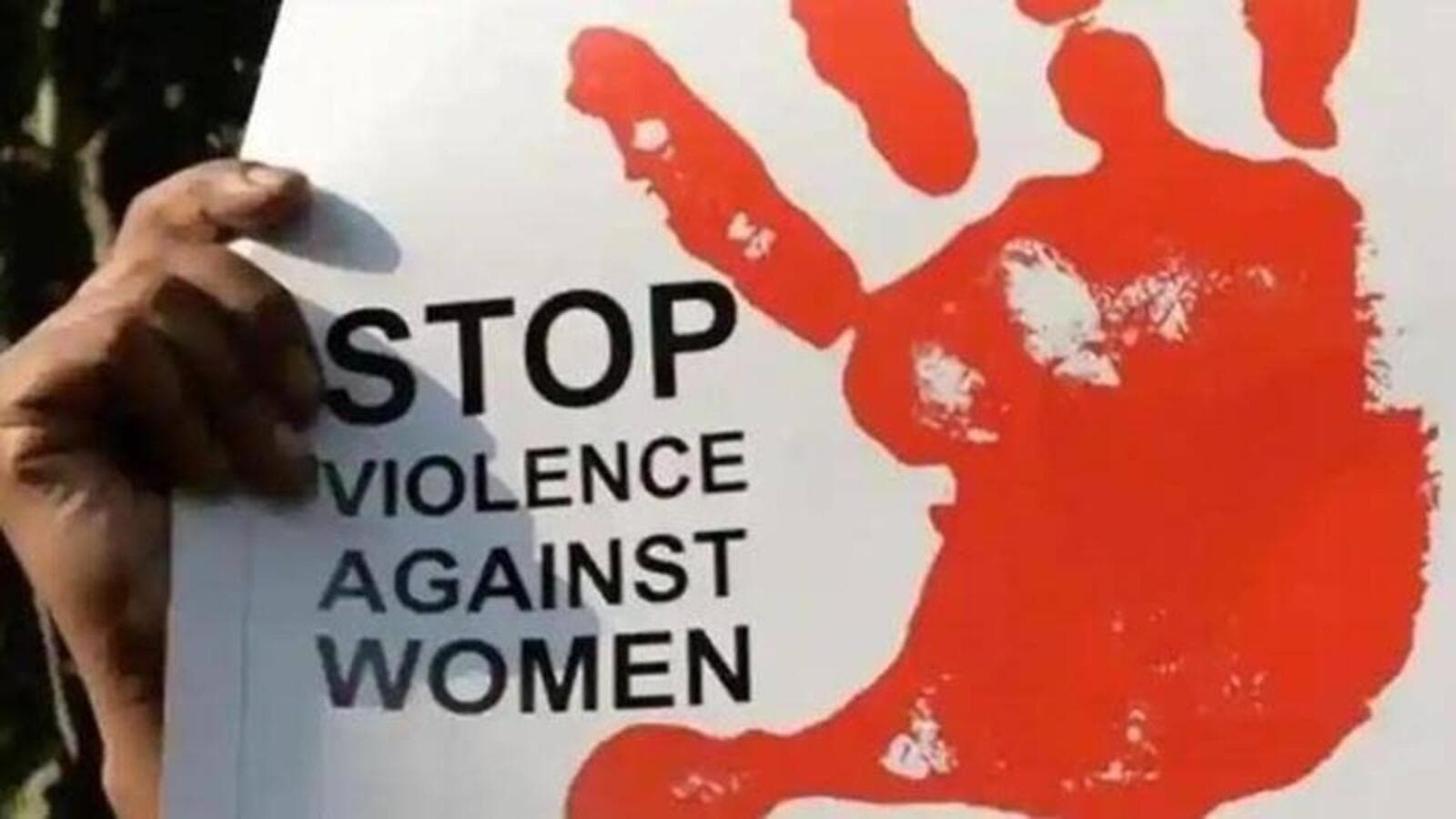 اعتقال ثلاثة أشخاص بتهمة اغتصاب جماعي لفتاتين قاصرتين داخل سيارة متحركة